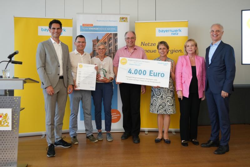Von links: Markus Leczycki (Leiter Kommunalmnagement Bayernwerk Netz GmbH), Wilhelm und Christina Embacher, Wildfried Kaiser (alle TSV Unterpfaffenhofen-Germering), Martina Drechsler (stv. Landrätin), Dr.-Ing. Malgorzata Kroban und Regierungspräsident Dr. Konrad Schober.