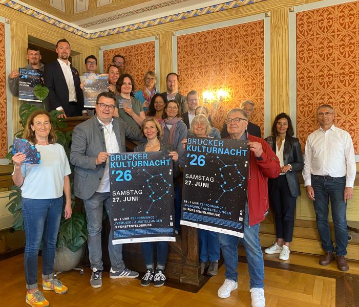 Initiatoren Brucker Kulturnacht mit Plakaten, Altes Rathaus FFB