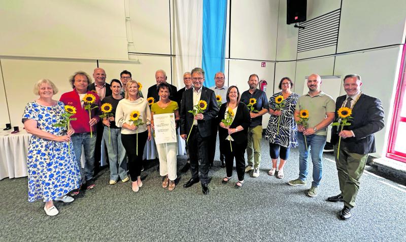 Landrat Thomas Karmasin (vorn, Mitte, 4.v.l.) bedankte sich im Rahmen einer Ehrungsveranstaltung bei den Förderern aus dem Landkreis, die die Öko-Modellregion Fürstenfeldbruck und München unterstützen.