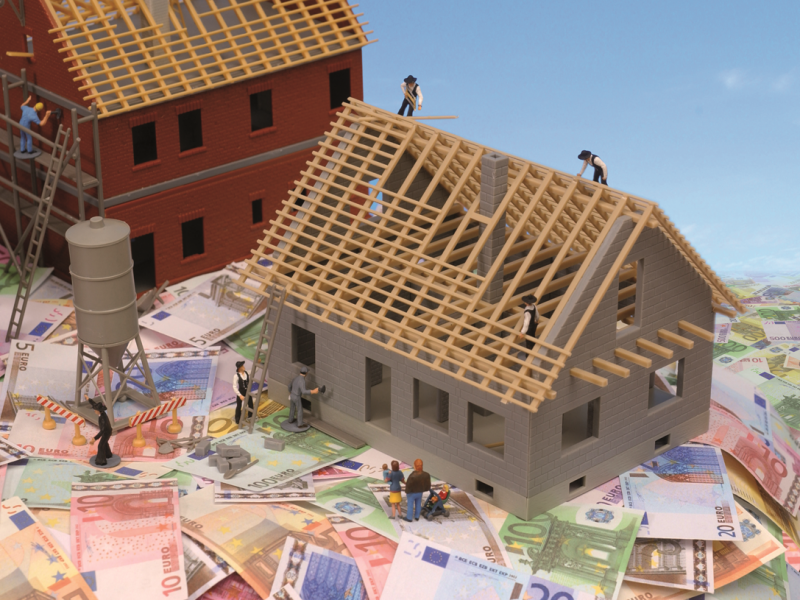 Beim Kauf oder beim Bau des Eigenheimes kann man mit den richtigen Entscheidungen viel Geld sparen.