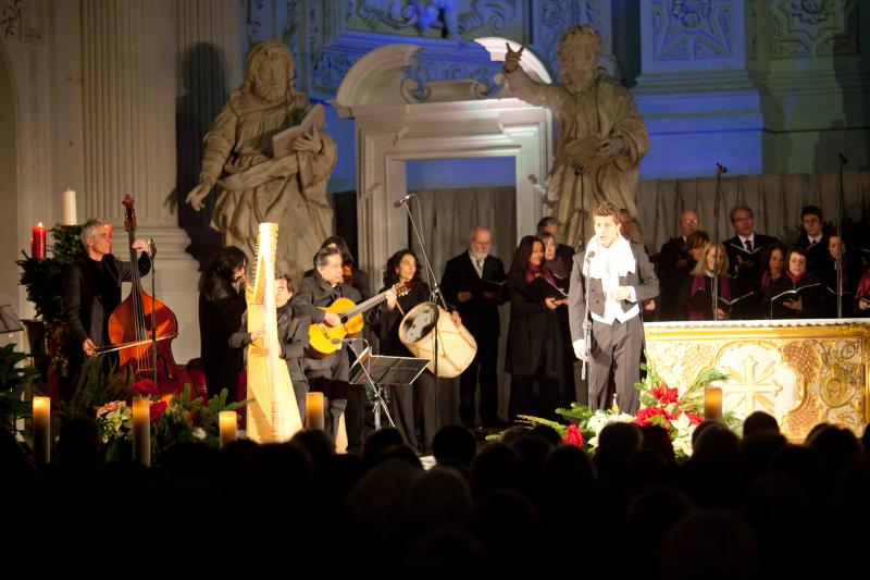 Das Ensemble Mestizo um den jungen Ausnahmetenor Adam Sanchez führt zusammen mit dem Chor „vox nova“ die „Misa Criolla“ und die Weihnachtskantate „Navidad Nuestra“ von Ariel Ramirez auf. 