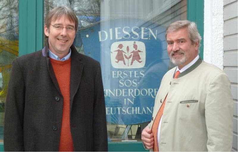 CEWE Geschäftsführer Stephan Johannes Reinhold mit SOS-Kinderdorf-Bereichsleiter Christoph Rublack.