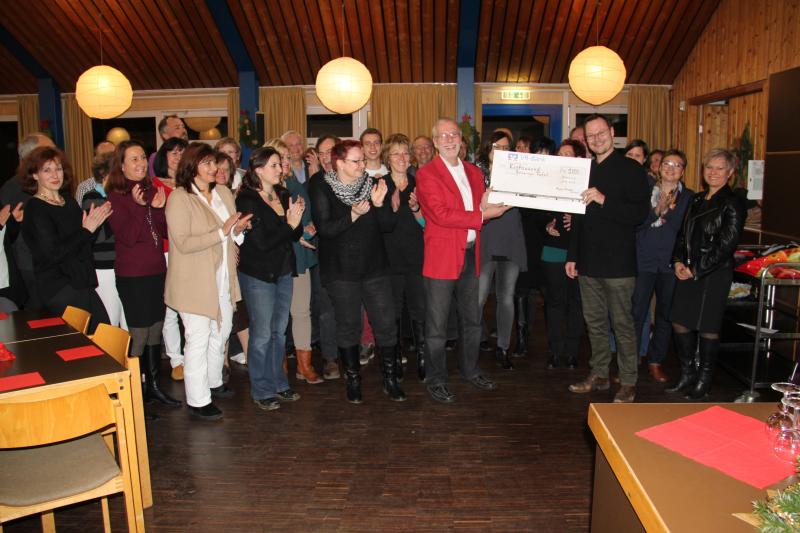 Jürgen Quest von der Germeringer Tafel (links) freut sich über die Spende von 1.000 Euro vom Chorleiter Christoph Hauser der Bosco Voices.