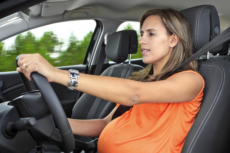 Hochschwanger Auto fahren 