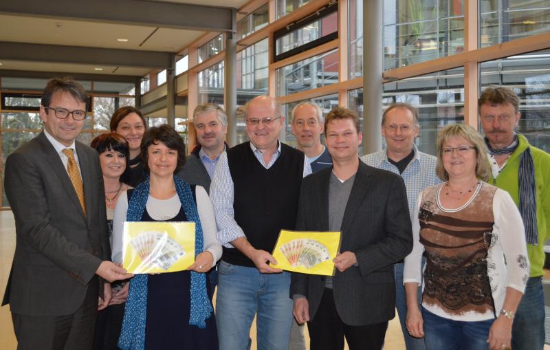 Bei der Übergabe (von links): Landrat Thomas Karmasin, Sabine Burgmair, Andrea Kistler (beide Personalrat), Elisabeth Baumgartner ( Diakonie ), Franz Göttler (Personalrat), Hans Langwieder (stellv. Vorsitzender des Personalrates), Stefan Zöllner (Personalrat), Thilo Wimmer (Caritas), Herbert Blum, Conny Altmann, Norbert Scholz (alle Personalrat).