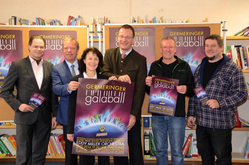 Lions-Presse-Beauftragter Dominik Kuttenkeuler, Lions-Club-Präsident Michael von Unruh, Stadthallenleiterin Medea Schmitt, Galaball-Schirmherr Oberbürgermeister Andreas Haas, der stellvertretende Schulleiter der EPS Fritz Reichel und der Werk- und Kunstlehrer Oliver Beran.