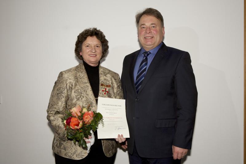 Das Verdienstkreuz am Bande des Verdienstordens der Bundesrepublik Deutschland hat Landwirtschaftsminister Helmut Brunner vergangene Woche der Gründerin der Solidargemeinschaft „Brucker Land e.V.“, Elsbeth Seiltz, aus Nassenhausen überreicht.