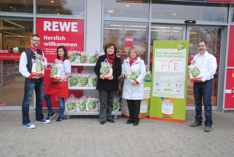 REWE Marktleiter Christian Halbich überreicht Spende