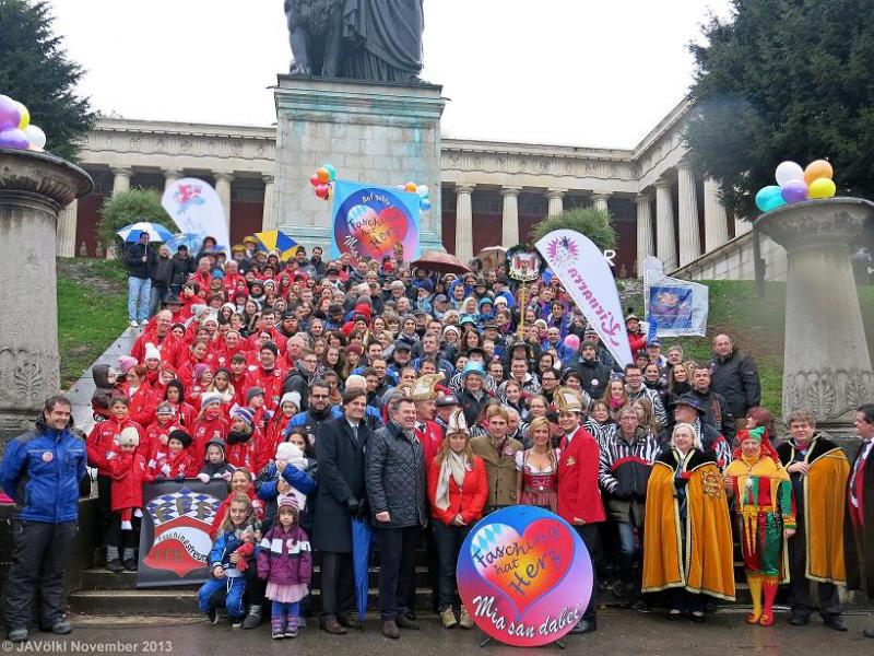 Vor der Statue der Bavaria versammelten sich 200 Mitglieder der oberbayrischen Faschingsvereine, um die Medien auf Fasching wieder aufmerksam zu machen