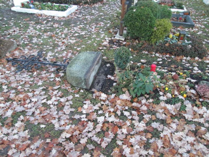 Bislang unbekannte Täter haben den St. Martin Friedhof in Germering verwüstet