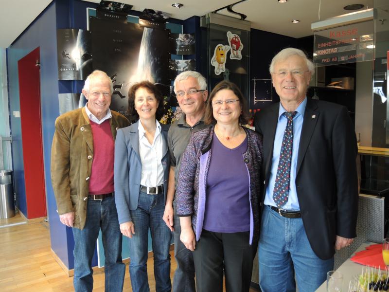 Von links Altoberbürgermeister Dr. Peter Braun, Stadthallenleiterin Medea Schmitt, Werner und Ilka Scholz und der Dritte Bürgermeister Helmut Ankenbrand.