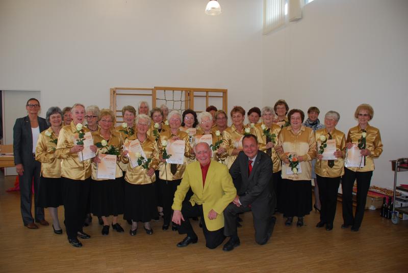 Die Tanzgruppe der Aktivsenioren Olching feiert ihre Tanzsportabzeichen.