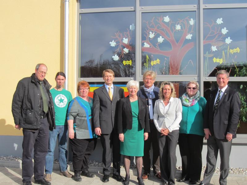Auf dem Foto von links Pfarrer Martin Bickl, Aiko Petzel (Leiter der Kinderkrippe), Gaby Rappenglitz (Leiterin KiTa), Walter Herz (Referent für Soziales), Gerda Hasselfeldt, Robert Winzinger (Architekt), Gabi Loistl (KiTa-Beauftragte des Pfarrverbandes Eichenau/Alling), Brigitte Naßl (Beauftragte der Kirchenverwaltung für KiTas) und Bürgermeister Frederik Röder.