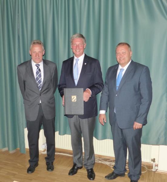 Bürgermeister Frederik Röder (Mitte) vereidigte sie in ihrem neuen Amt: zweiter Bürgermeister Johann Schröder (rechts) und dritter Bürgermeister Ludwig Stecher (links).