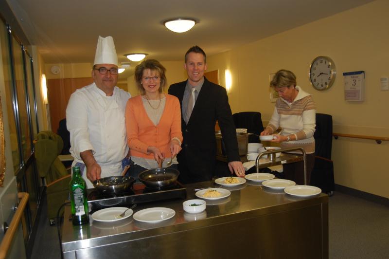 Von links Küchenchef Richard Dahan, Gemeinderätin Angela Heilmeier, Heimleiter Dirk Spohd und Gemeinderatskandidatin Karin Brandl.