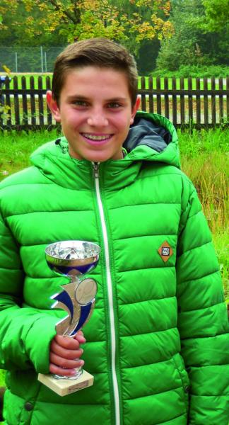 Der Zwölfjährige Luis Kleinschnitz hat beim Tennis Hallenturnier in Krumbach den ersten Platz der U14 belegt