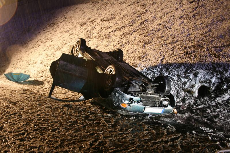 Vermutlich auf Grund der winterlichen Wetterverhältnisse war am 13. Januar gegen 19 Uhr ein PKW-Fahrer während eines Spurwechsels auf der Autobahn A8 in Fahrtrichtung München, kurz vor der Eschenrieder Spange, von der Fahrbahn abgekommen.