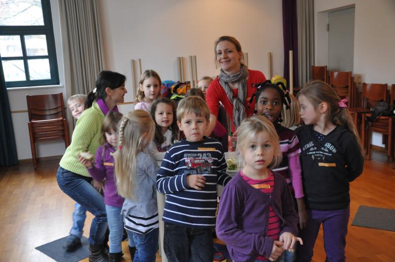 Über 100 Kinder sind am Buß- und Bettag in den Gemeindesaal von St. Johann Baptist in Gröbenzell zum Ökumenischen Kinderbibeltag gekommen