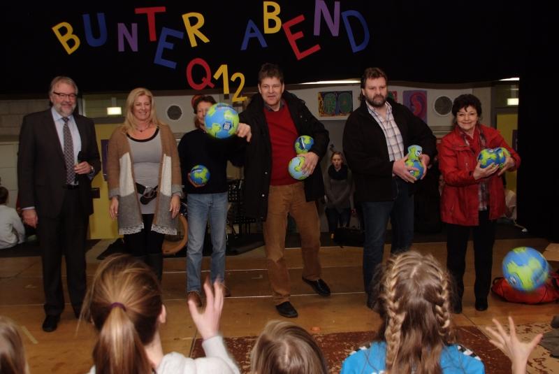 Hermann Baumgartner und Petra Engelmann vom Gymnasium Gröbenzell, daneben Joachim Niehoff, in der Agenda 21-Gruppe Gröbenzell zuständig für den fairen Handel, dann die beiden Vorsitzenden des Fördervereins, die Schauspielerin Monika Baumgartner und Dr. Martin Runge, sowie Martin Schäfer, Revisor des Vereins.