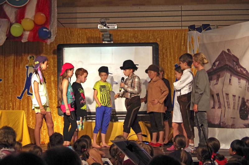 Im selbstgeschriebenen Musical gingen die Schauspieler auf Zeitreise und durchlebten den Wandel der Ährenfeldschule in den letzten 50 Jahren 