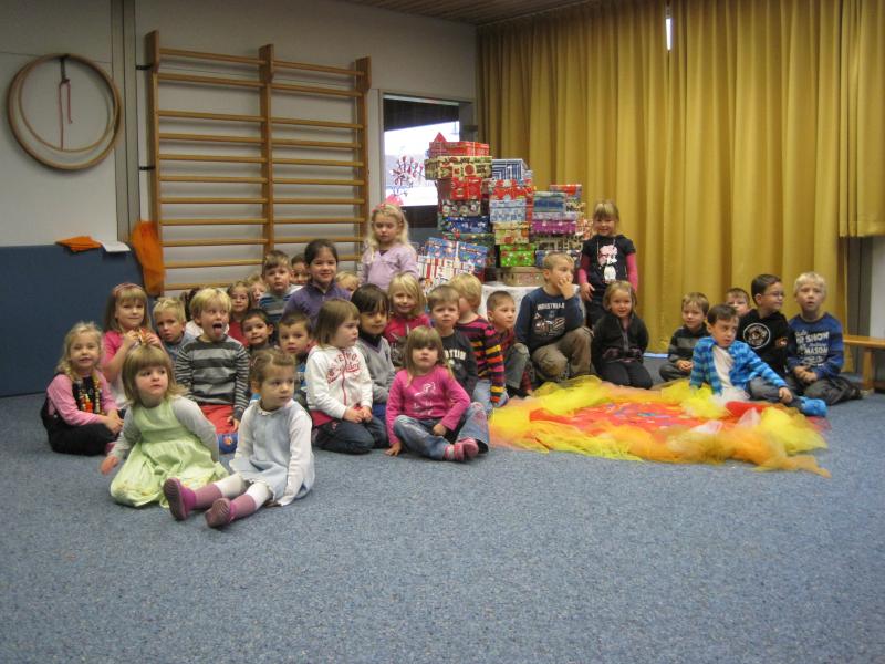 Die Kinder des kath. Kindergartens St. Elisabeth packten dieses Jahr Weihnachtspäkchen für „Geschenk mit Herz“.