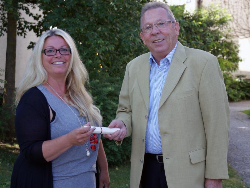 Ein Gewinnerlächeln zeigte Tanja Hausknecht bei der Übergabe des Gutscheins für die Bürgerstuben. Vizebürgermeister Rainer Zöller gratulierte zum erfolgreichen Luftballon-Wettbewerb.