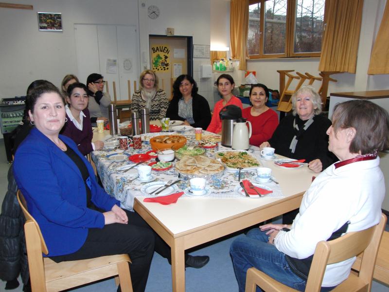 Zum Jahresende trafen sich die Teilnehmerinnen von „Deutsch für Mama“ zu einem internationalen Frühstück, um ihr erfolgreiches Schuljahr abzuschließen. Aufgetischt wurden landestypische Spezialitäten der Mamas aus über 15 Nationen.