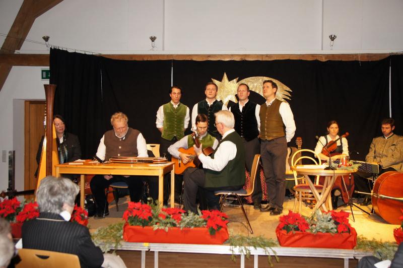 Zu einem „Altbairischen Adventssingen“ mit den aus Funk und Fernsehen bekannten Waldramer Sängern und weiteren Volksmusik-Ensembles hatte der vor kurzem gegründete Verein „Freunde von Donum Vitae“ in das KOM eingeladen.