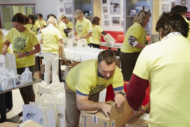 Über 1.500 Produktpakete konnten von Amway an die Tafeln im Landkreis Fürstenfeldbruck übergeben werden.