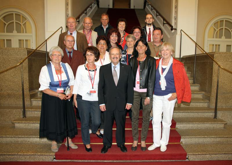 Landtagsvizepräsident Reinhold Bocklet mit Frauen Union Puchheim