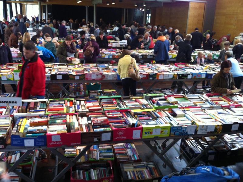 Der alljährliche Bücherflohmarkt des Puchheimer Kulturzentrums PUC bietet neben Büchern auch DVD's und CD's
