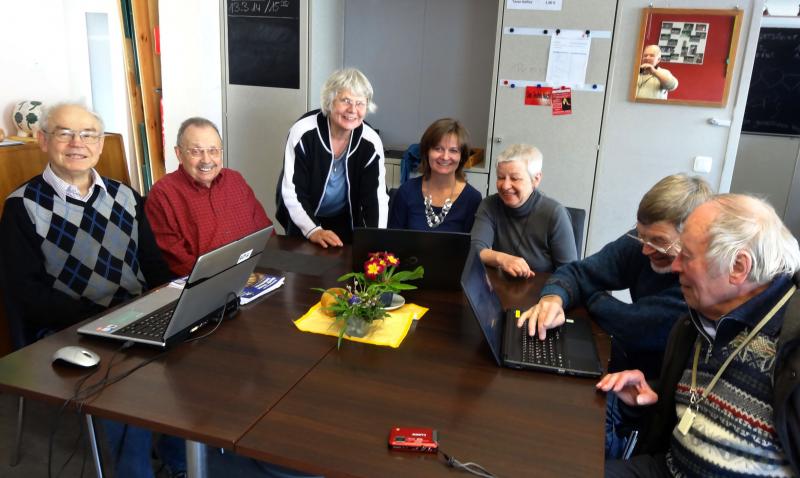 Freuten sich über die neuen PCs: (v.l.) Heinz Zimmermann, Herbert Haase, Barbara Saatze-Computerhelferin, Susanne Barthel-Leitung ZaP, Gabriele Höllersberger für „Freunde der Nachbarschaftshilfe“ Kuno Saatze- Computerhelfer und Horst Alzuhn.