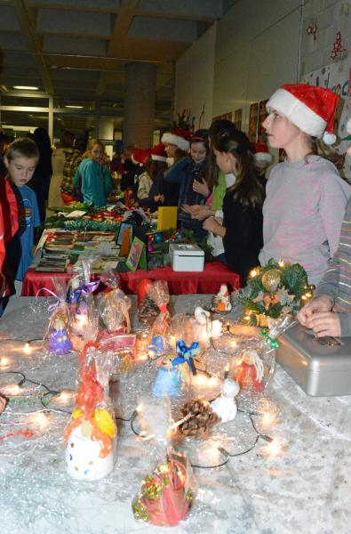 Anfang Dezember veranstaltete das Gymnasium Puchheim den alljährlichen Weihnachtsbasar. In diesem Jahr geht der Erlös des Weihnachtsbasars an die Organisation „ShelterBox“. Diese setzt sich dafür ein, den Menschen in Katastrophengebieten, wie derzeit auf den Philippinen, Hilfspakete schnellstmöglich zukommen zu lassen.