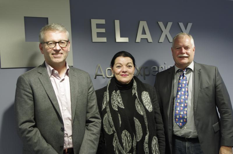 Eine Spende von 5.000 Euro überreichte die Elaxy Financial Software & Solutions GmbH & Co. KG dem gemeinnützigen Münchner Verein ghettokids - Soziale Projekte e.V. 