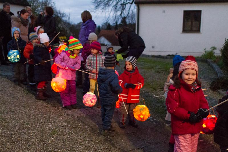 Die Kinder des Kinderhauses St. Bartholomäus haben mit einem Laternenumzug das St. Martinsfest gefeiert.