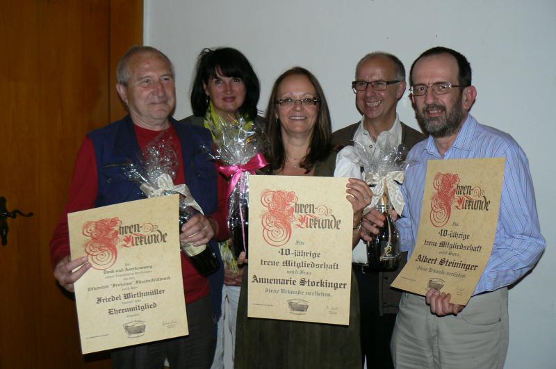 Von links: Friedel Wirthmüller, die zweite Vorsitzende Petra Oswald, Kassenwart Annemarie Stockinger, der erste Vorsitzender Michael Drexl und Albert Steininger.