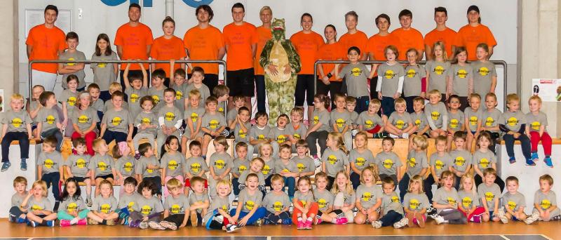 Das Gruppenbild der 85 Kinder, die an der Ballschul-Olympiade des Amperparks teilgenommen haben