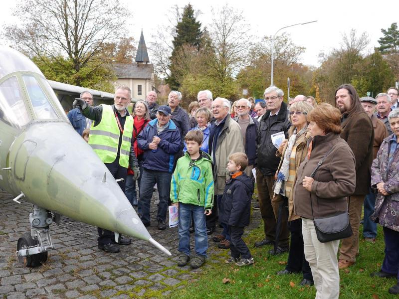 Teilnehmer der Fliegerhorst-Besichtigung