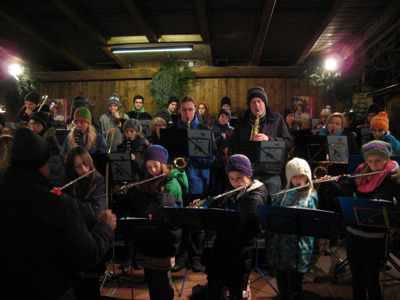 Von Klassik bis Latin:  Zum Ausklang der Blauen Stunde spielte am zweiten Adventssonntag unter der Leitung ihres Dirigenten Werner Maurer der Jugend Musik Verein Fürstenfeldbruck mit seinen beiden Orchestern auf dem Fürstenfeldbrucker Christkindlmarkt. 