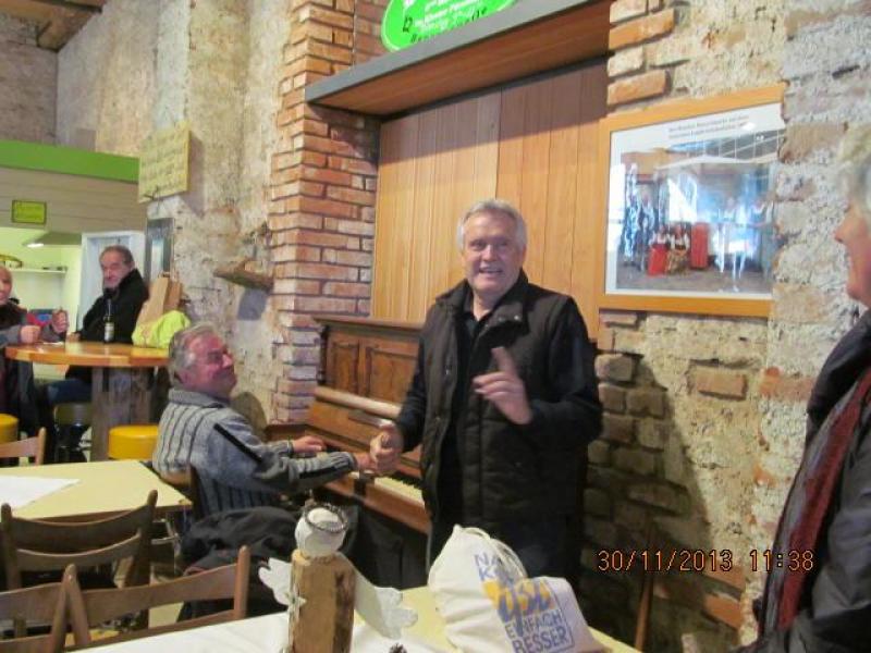 Hansi Billig und Jupp Peters spielten auf einem extra für sie aufgestelltem Klavier auf dem Fürstenfeldbrucker Bauernmarkt.