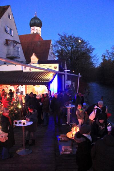 Anlässlich des traditionellen Luzienhäuschenschwimmens lud auch in diesem Jahr das Restaurant Vierwasser Mitte Dezember auf die winterliche Terrasse zum Charity Weihnachtsmarkt, dem Amperkindlmarkt ein.