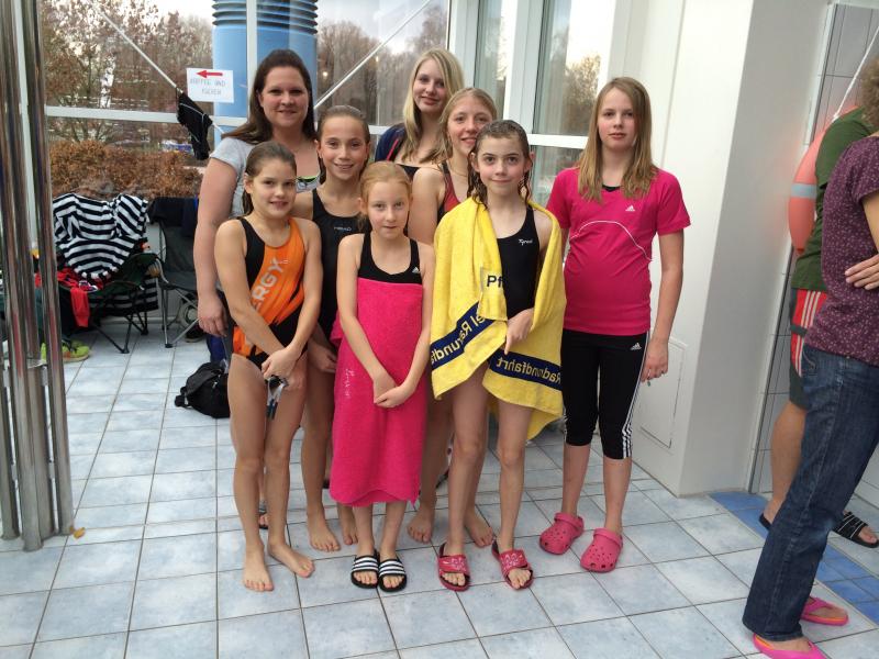 Der Wasserratten-Nachwuchs war in Landshut an den Start gegangen. Hinten links: Trainerinnen Sonja Kahms und Kathi Theus mit den Schwimmern Sarah Omlor, Leonie Schranner, Annika Greese, Laura Bertram, Mathilda und Greta Grote.