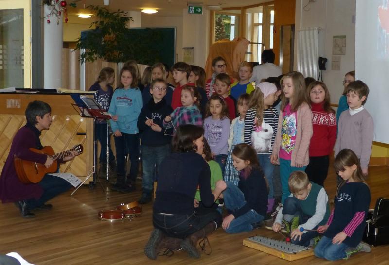 35 Kinder aus den Chören der Jahrgangsstufen eins bis vier der Grundschule Jesenwang sangen im Seniorenheim Jesenwang für die Bewohner. 