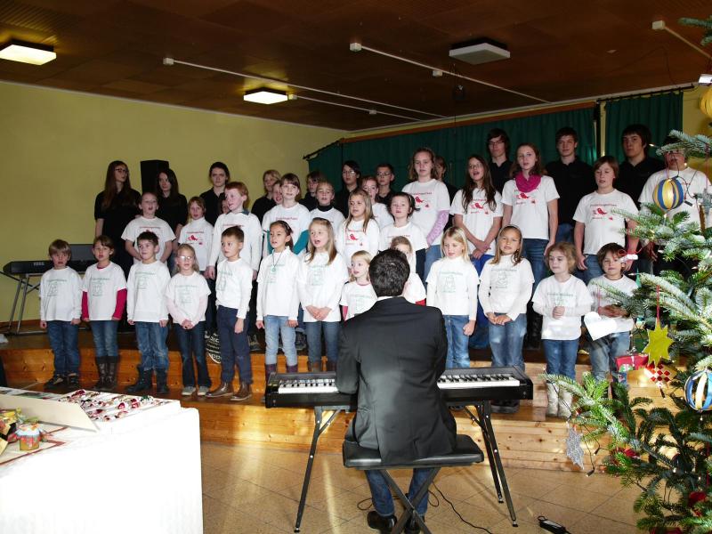 Ende Dezember beendete der Gesangverein Maisach im Festsaal der Brauerei mit dem Vereinsabend das Sängerjahr 2013.