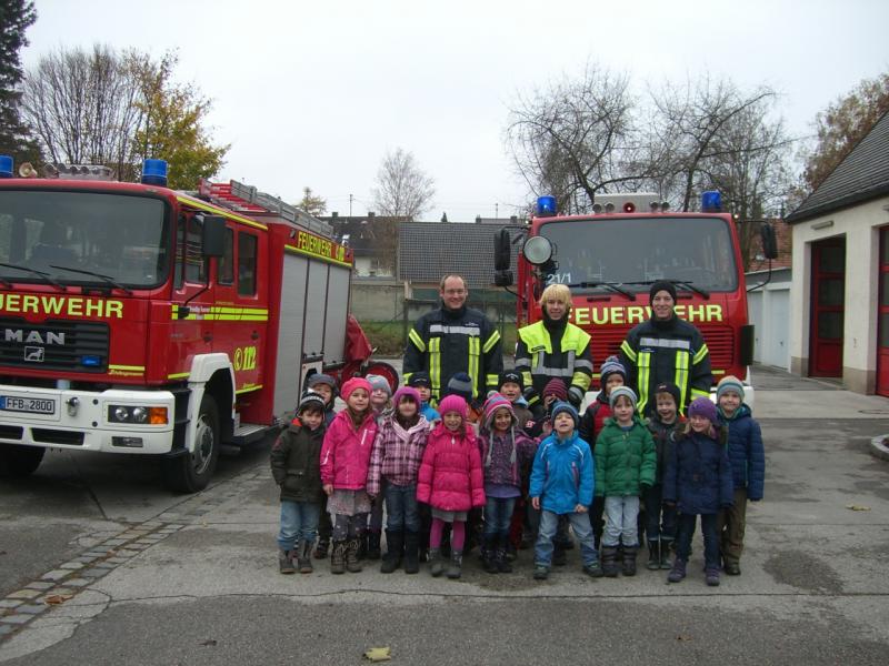 Anlässlich der beginnenden Adventszeit wurde den Kindern des Kispul Schulkindergartens der richtige Umgang mit Kerzen und Feuer gezeigt. Ein Besuch bei der Feuerwehr durfte da natürlich nicht fehlen.