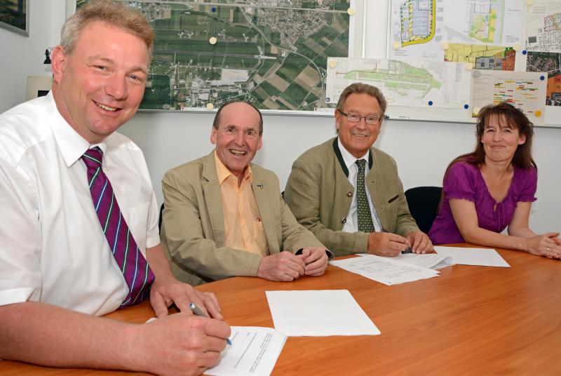 Der erste Bürgermeister Hans Seidl, Franz Hochstatter, Technischer Leiter der Stadtwerke, Geschäftsführer Karl Heinz Schönenborn und Kämmerin Angelika Braunmüller nach vollzogener Unterzeichnung des Vertrags.