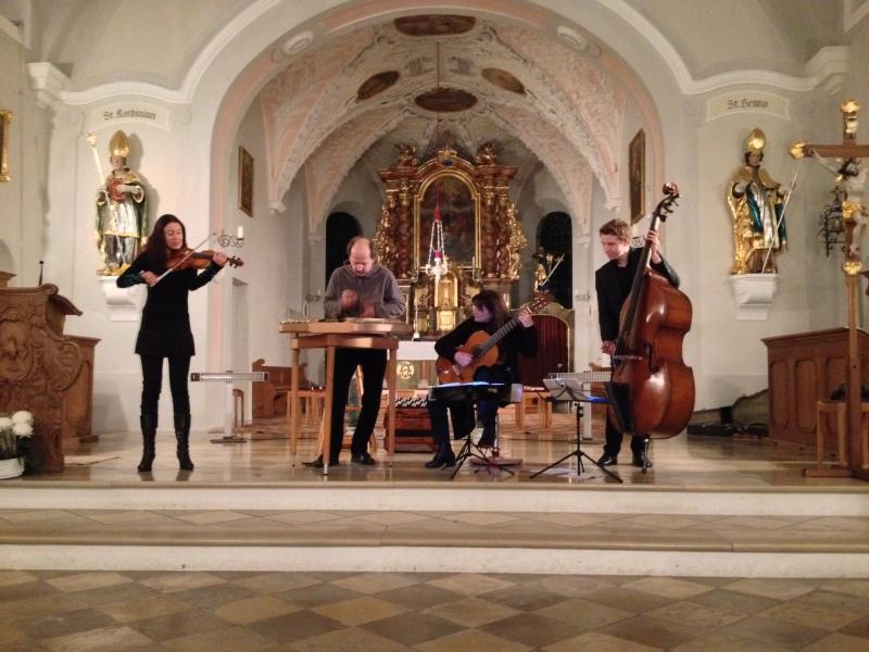 So fetzige Töne hat die Kirche in Maisach selten gehört. Dabei war das aus Funk und Fernsehen bekannte Ensemble „Rudi Zapf und Freunde“ mit den ganz traditionellen Instrumenten Hackbrett, Geige, Gitarre und Kontrabass erschienen, um ein Benefizkonzert zugunsten der Togohilfe zu geben.