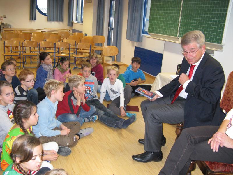 Mit der gerade neu gegründeten Ensemble-Klasse und einem Pippi Langstrumpf-Tanz empfingen die Schüler der Grundschule Moorenweis den Präsidenten des Bayerischen Musikrates und Vorsitzenden der Senioren Union Dr. Thomas Goppel zum bundesweiten Vorlesetag.