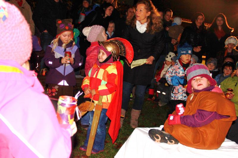 Nach einem schönen Laternenlauf durch Schöngeising, versammelten sich die Kinder und Eltern im Kinderhausgarten