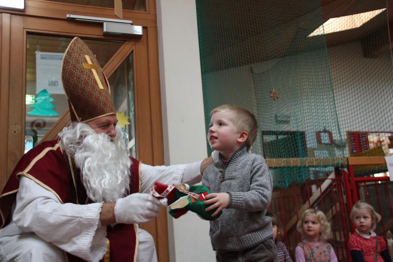 Im Kinderhaus in Schöngeising kam der Nikolaus im Schneegestöber. 